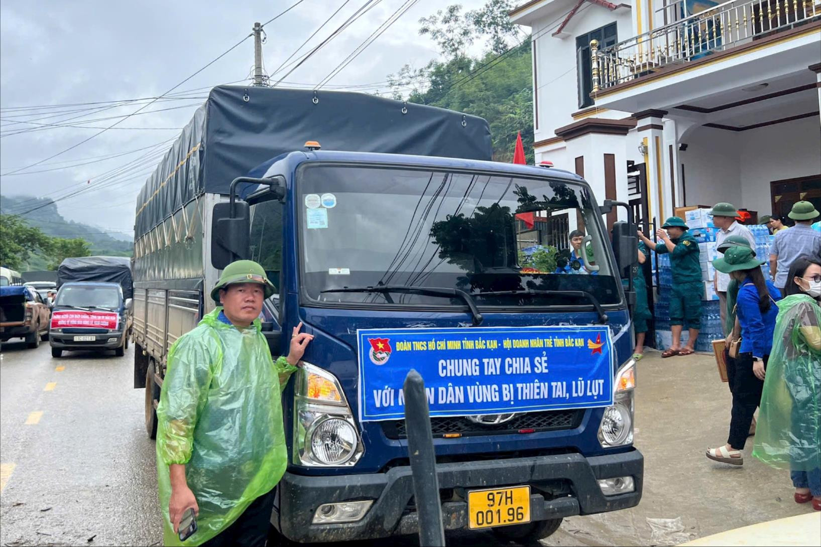 Đề nghị miễn toàn bộ phí đường bộ cho xe tham gia cứu trợ bão lũ