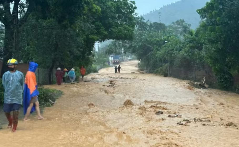 Phú Thọ: Vỡ đầm khiến hàng chục hộ dân bị cô lập hoàn toàn
