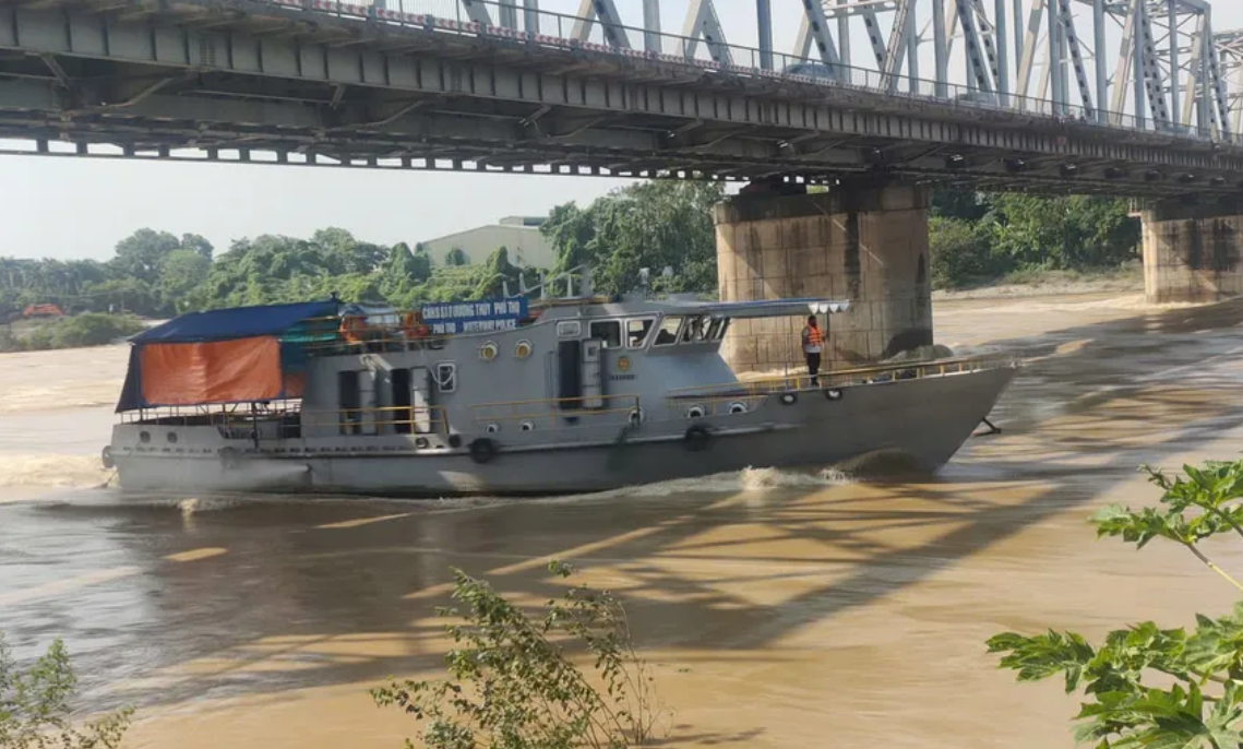 Phú Thọ: Lật tàu hàng trên sông Lô, nghi có 2 người mất tích