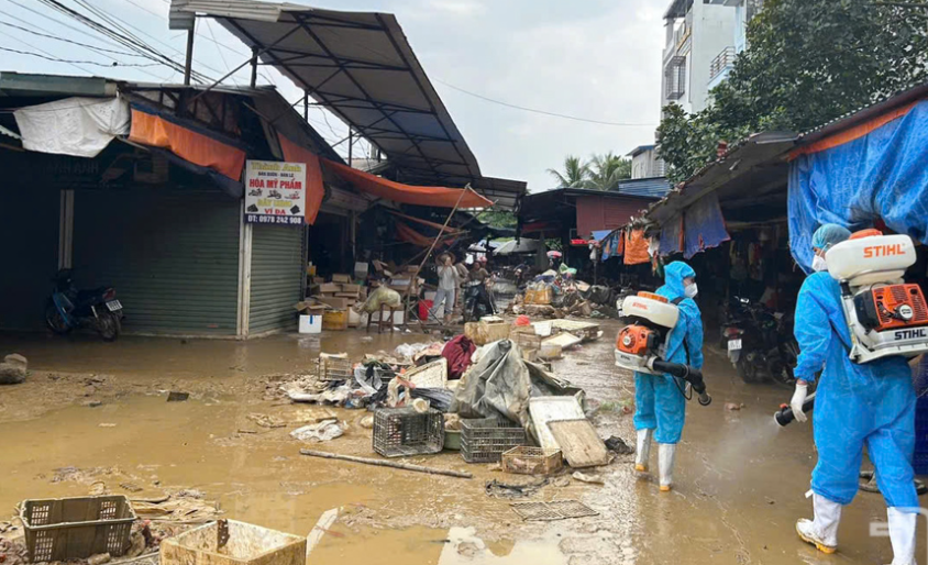 Khẩn trương vệ sinh môi trường, ngăn ngừa dịch bệnh sau mưa lũ