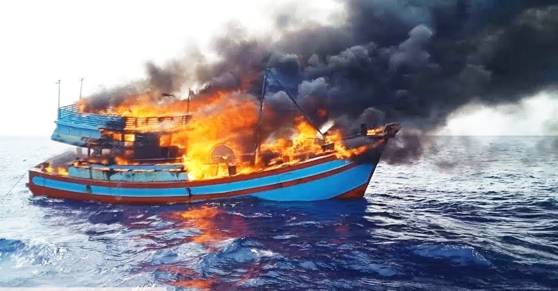 Đà Nẵng: Kịp thời cứu hộ hàng chục thuyền viên do tàu cá bị cháy trên biển