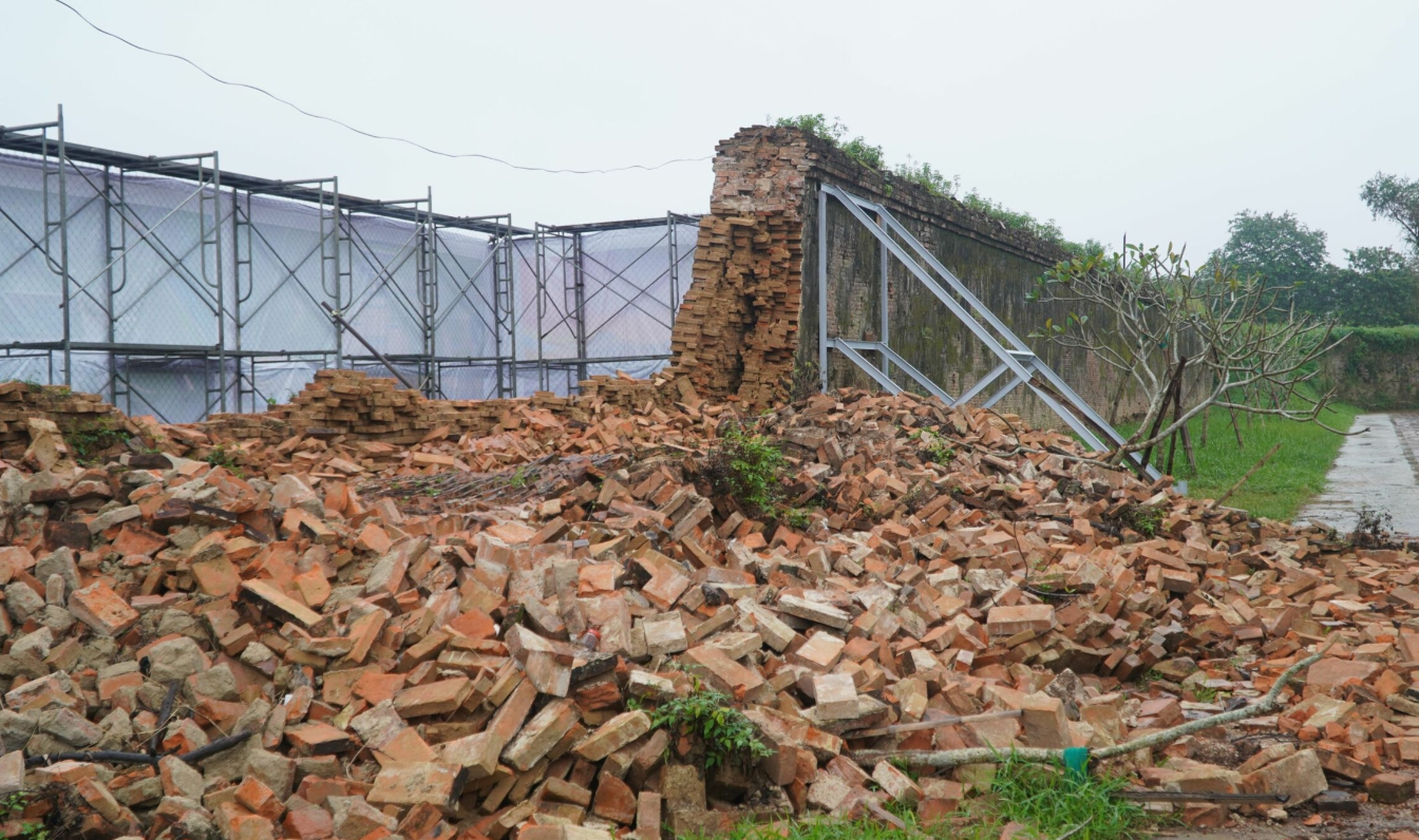 Huế khẩn cấp khắc phục tường Hoàng Thành bị đổ sập do thiên tai