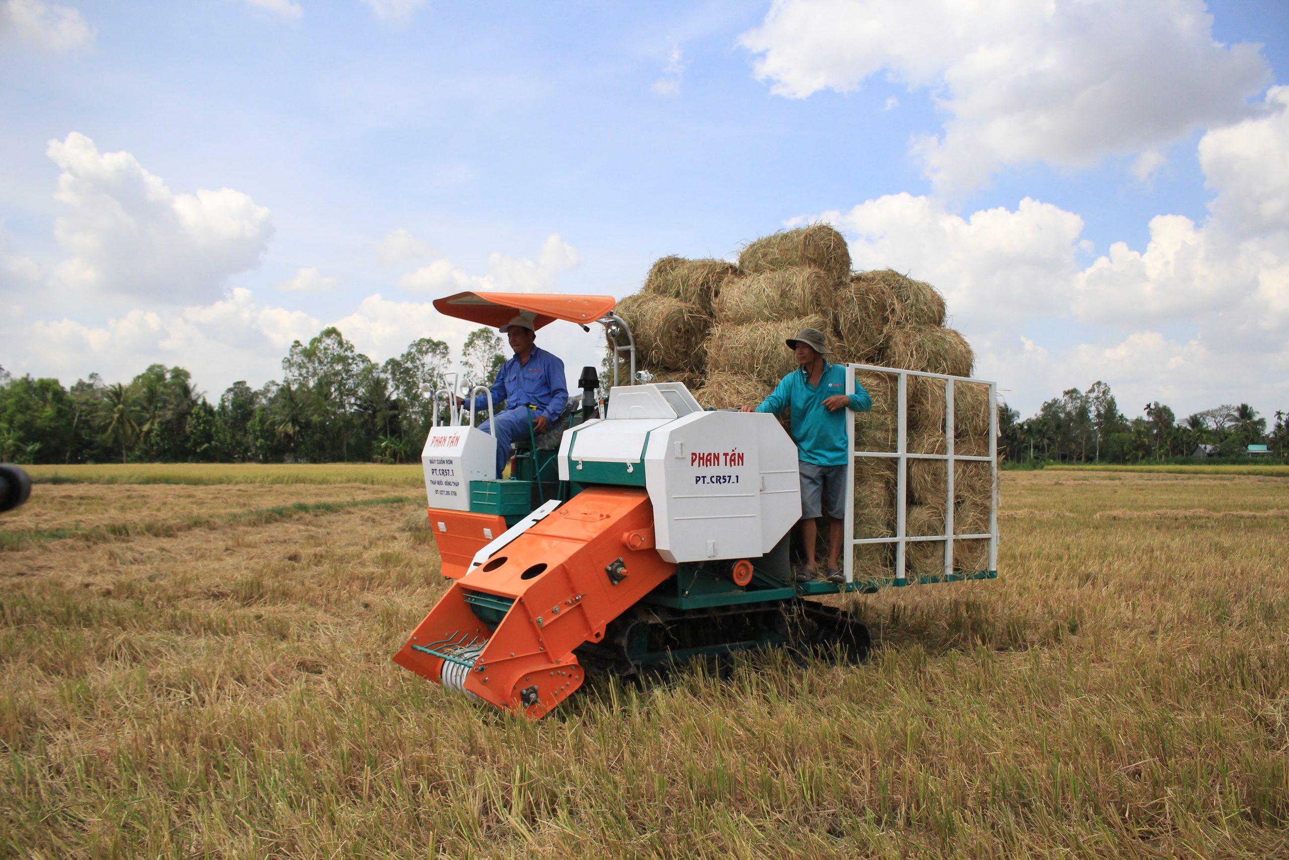 Áp dụng cơ giới hoá trong thu rơm rạ, tăng thu nhập cho nông dân