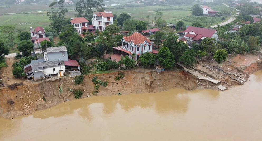 Phú Thọ: Công bố tình huống khẩn cấp sự cố sạt lở đê hữu sông Lô