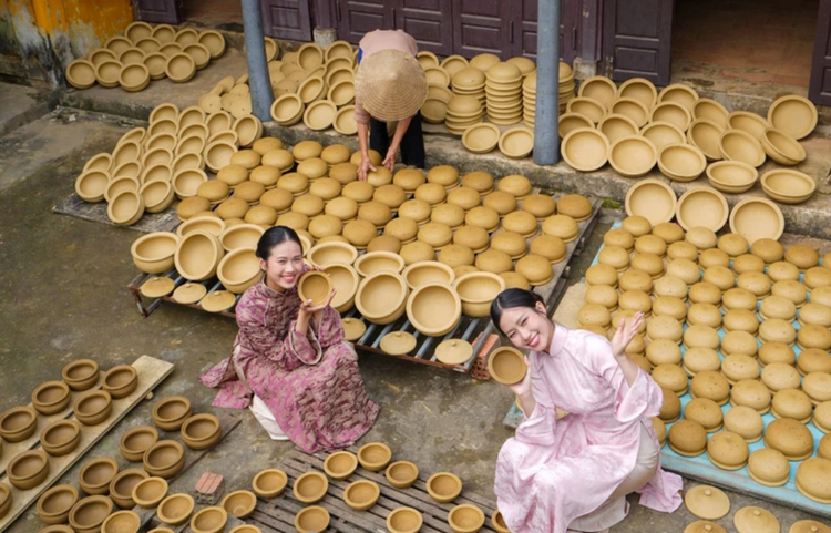 Làng gốm Thanh Hà được vinh danh “Điểm du lịch cộng đồng tốt nhất” năm 2025