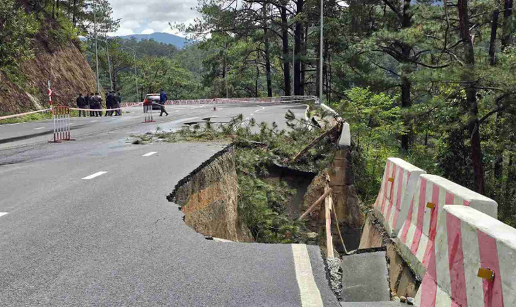 Lâm Đồng: Tạm ngừng lưu thông một phần đèo Prenn để khắc phục sạt lở