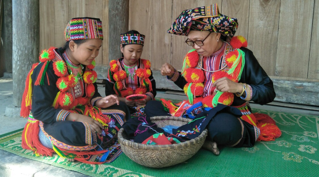 Khám phá dấu ấn hoa văn trên trang phục truyền thống của người Dao Đỏ