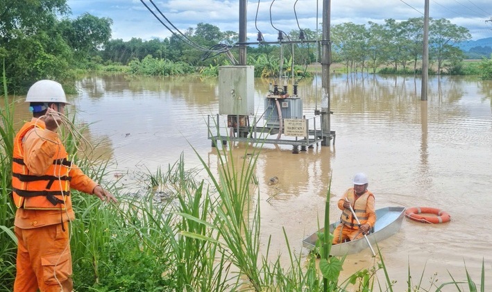 Điện lực Nghệ An nỗ lực khôi phục hệ thống điện sau thiên tai