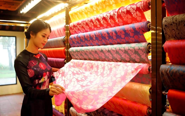 Giữ lửa nghề truyền thống tại làng lụa Vạn Phúc