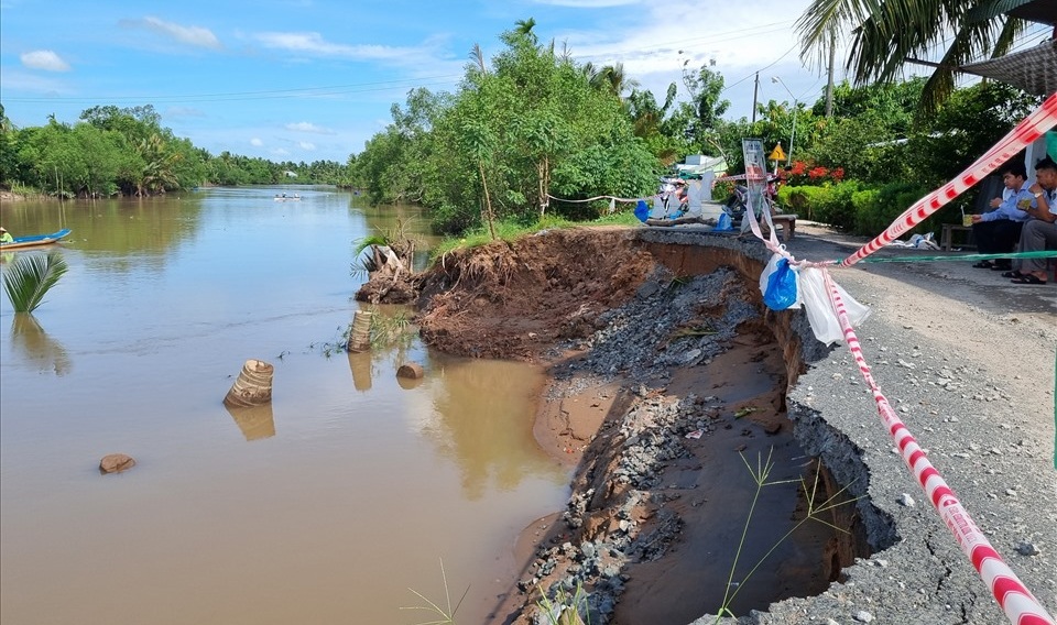 Sóc Trăng: Sạt lở nghiêm trọng khiến 1 đoạn đường ven sông bị cuốn trôi