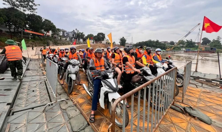 Phú Thọ: Tạm dừng hoạt động cầu phao Phong Châu để đảm bảo an toàn