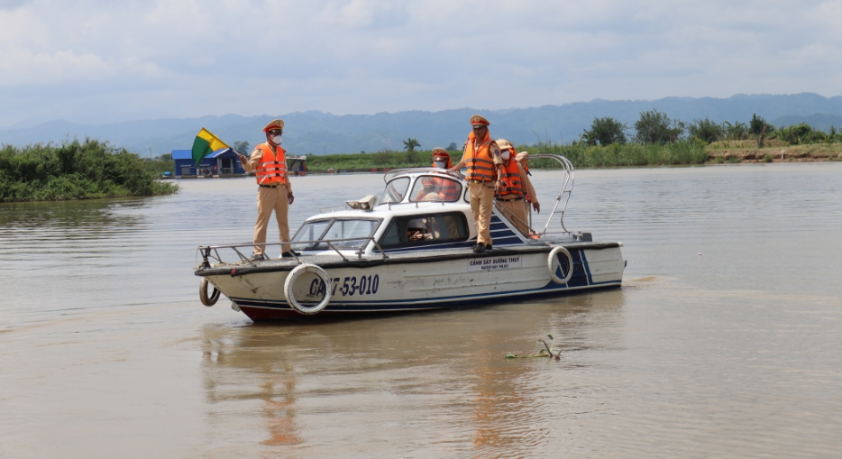 Đẩy mạnh kiểm tra, giám sát giao thông đường thủy mùa mưa lũ