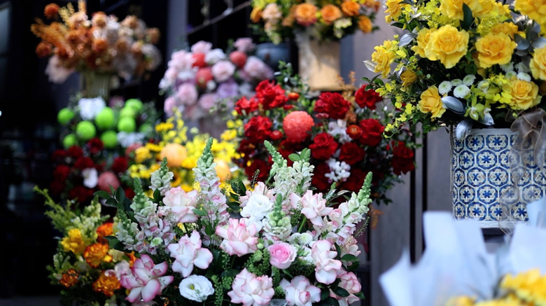 Hà Nội: Thời tiết bất lợi khiến thị trường hoa tươi 20/11 khan hiếm