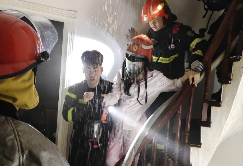 Hà Nội: Nhà 7 tầng cháy trong đêm, kịp thời giải cứu 1 nạn nhân bị mắc kẹt