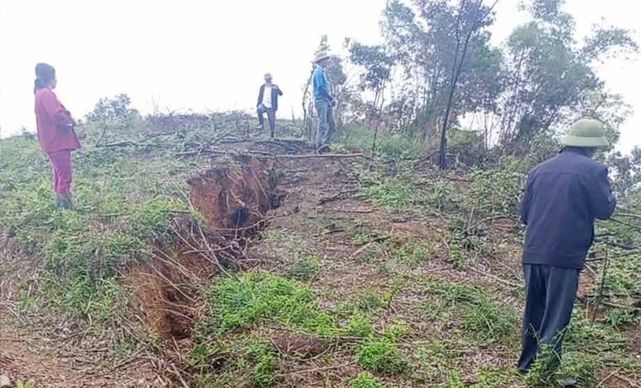 Hà Tĩnh: Xuất hiện vết nứt dài 150m trên đồi, sơ tán khẩn cấp người dân