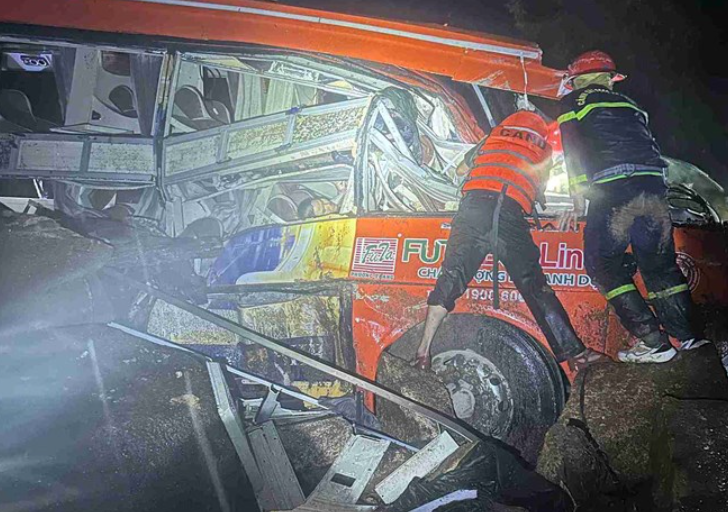 Khánh Hoà: Sạt lở nghiêm trọng vùi trúng xe khách, nhiều người thương vong