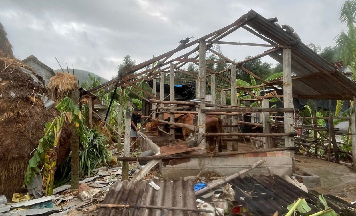 Quảng Ngãi: Lốc xoáy khiến hàng chục ngôi nhà tốc mái, hư hỏng nặng