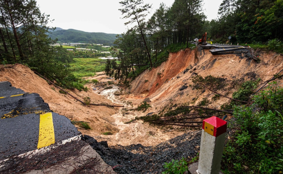 Lâm Đồng: Đèo Mimosa bị sạt lở nghiêm trọng ngay trong đêm
