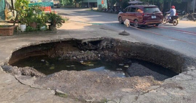 Đắk Lắk: Xuất hiện sụt lún nghiêm trọng ngay trên quốc lộ 1