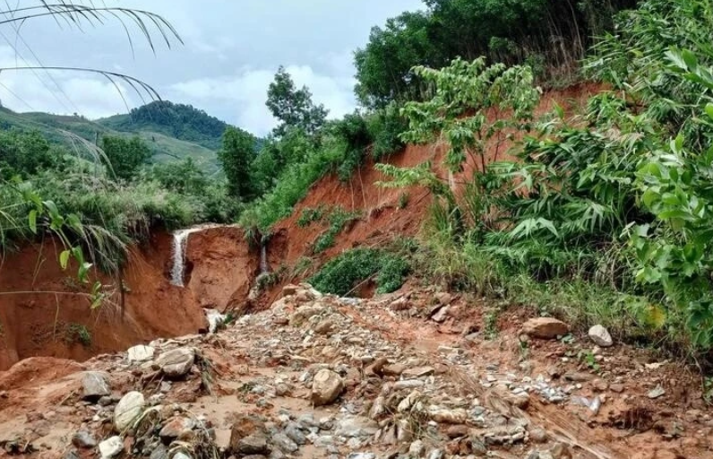 Quảng Ngãi: Đường đứt gãy tạo hố sâu, 300 người dân bị cô lập