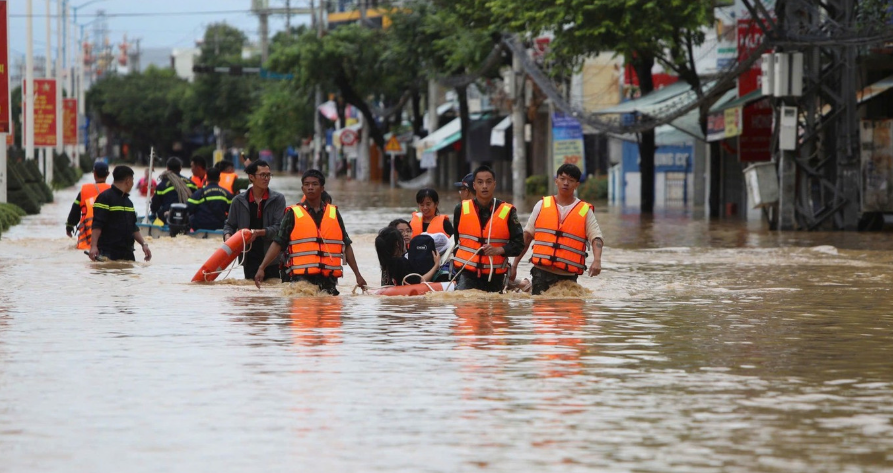 Khánh Hoà: IVAC tiêm phòng uốn ván miễn phí cho người dân vùng lũ lụt