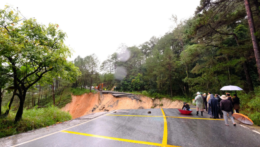 Lâm Đồng: Công bố tình huống khẩn cấp thiên tai do sạt lở tại đèo Mimosa