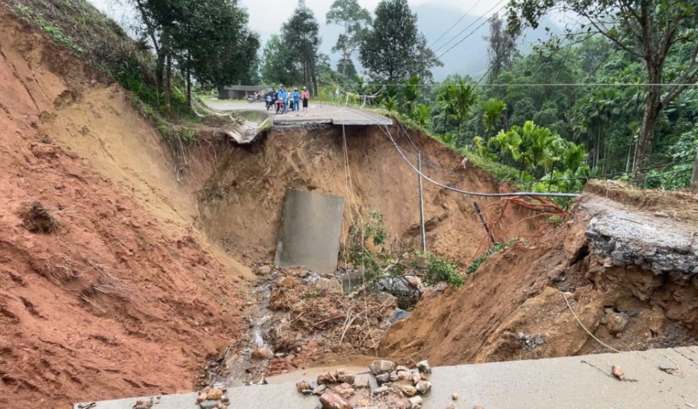 Quảng Ngãi: Công bố tình huống khẩn cấp về thiên tai trên một số tuyến đường