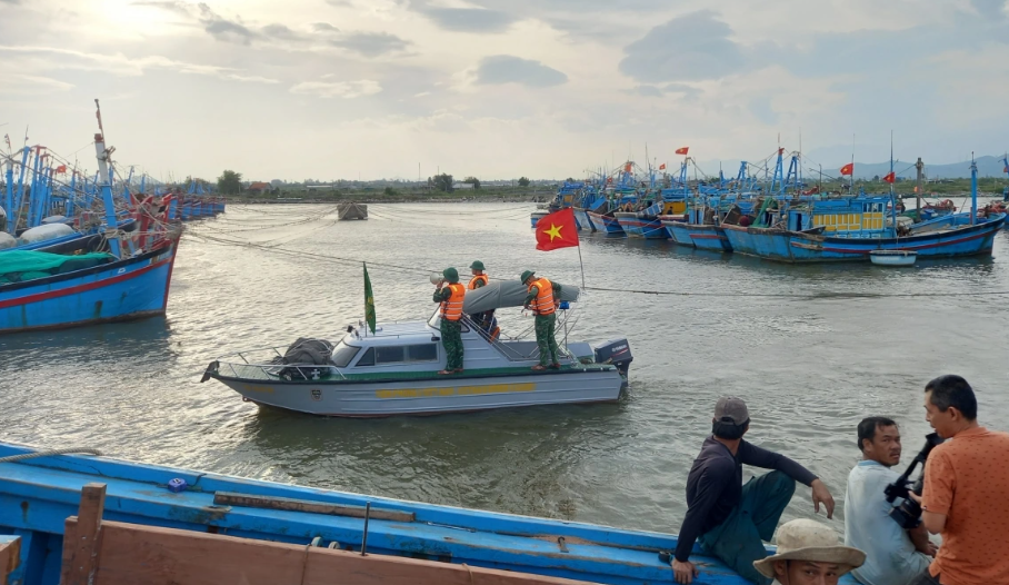 3 ngư dân mất tích khi vào bờ tránh bão số 15