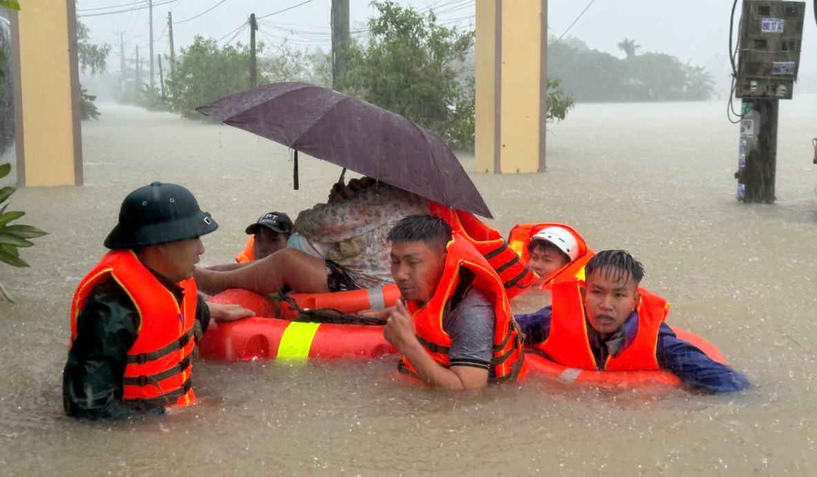 Đắk Lắk: Di dời khẩn cấp 50 hộ dân ở một xã biên giới do mưa lũ