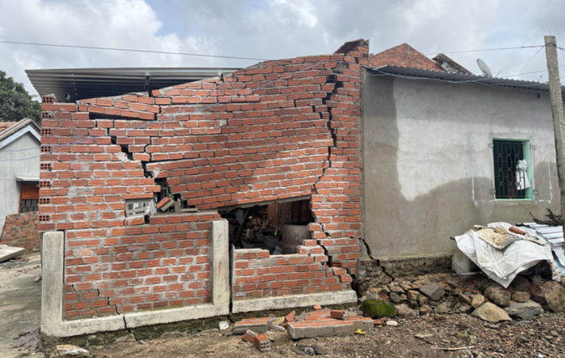 Đắk Lắk: Di dời khẩn cấp hơn 110 người dân do sụt lún, nứt nhà