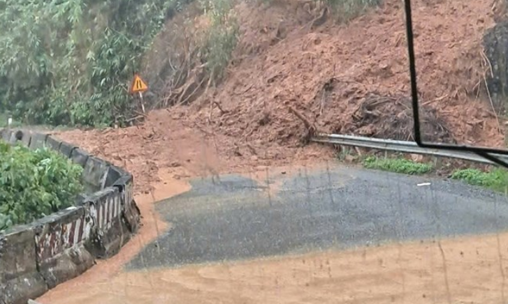 Khánh Hòa: Mưa lớn khiến đèo Sông Pha tiếp tục sạt lở