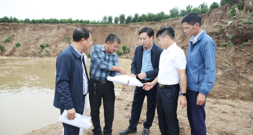 Khẩn trương khắc phục nguy cơ sạt lở đê hữu Đuống