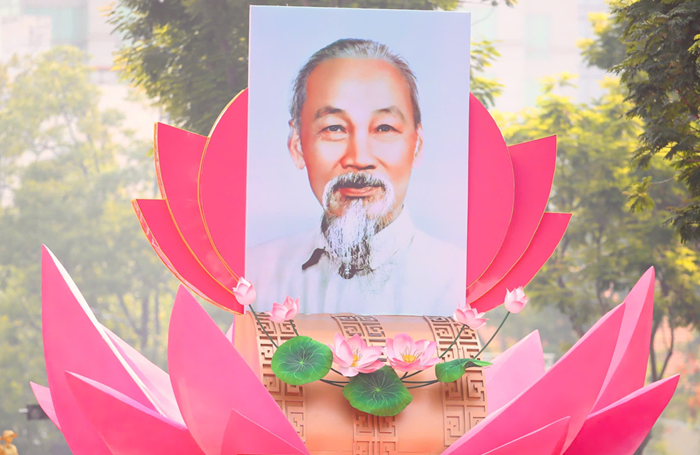 Bác vẫn cùng chúng cháu hành quân