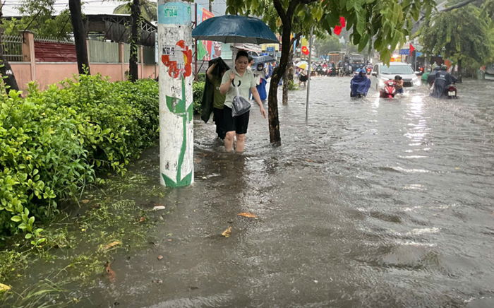 TP. HCM: 2 tuyến buýt kết nối metro tạm ngừng hoạt động do mưa lớn, sấm sét