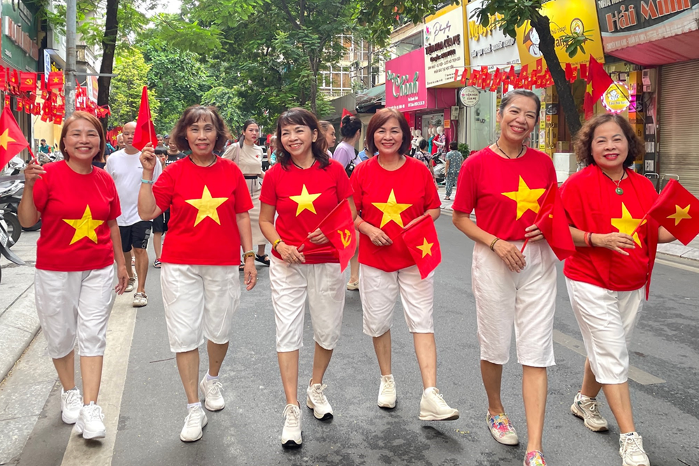 [Photo Story] Người dân háo hức chờ xem hợp luyện diễu binh