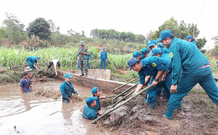 Xây dựng lực lượng phòng thủ dân sự chuyên trách và kiêm nhiệm