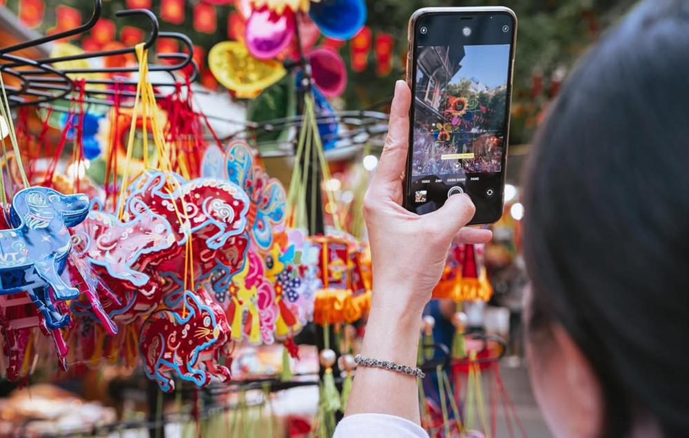 [Photo Story] Phố Hàng Mã nhộn nhịp đón Trung thu