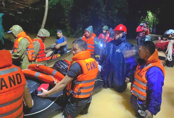 Ứng phó bão số 10: Bố trí lực lượng, phương tiện, dự trữ thực phẩm tại các khu vực xung yếu