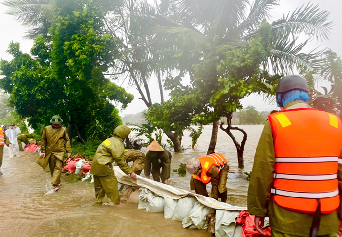 Tập trung hỗ trợ nhân dân khắc phục hậu quả bão số 10