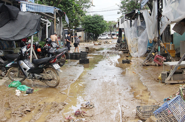 Khẩn trương xử lý vệ sinh môi trường, phòng chống dịch bệnh sau mưa lũ