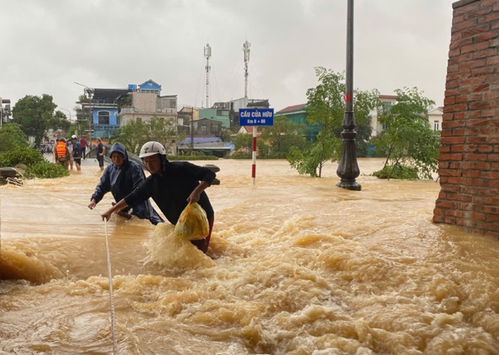 Bảo đảm lương thực thực phẩm, nước sạch, thuốc khử trùng cho người dân vùng mưa lũ