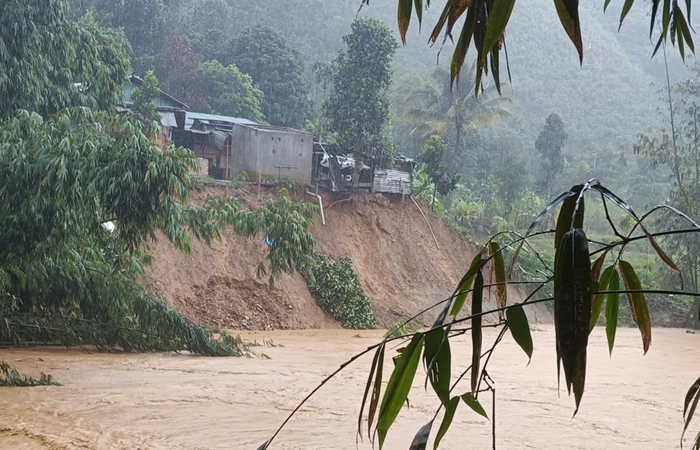 Khôi phục sản xuất nông nghiệp và khắc phục ngay các tuyến giao thông sau mưa lũ