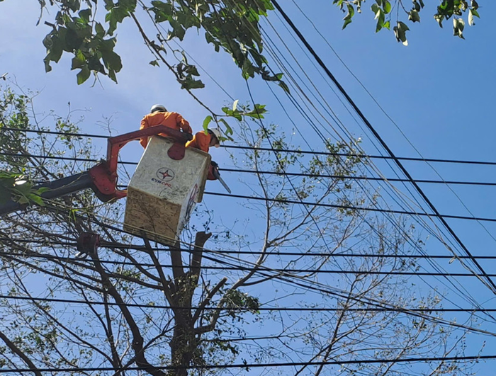 Huy động thêm lực lượng khôi phục lưới điện sau bão