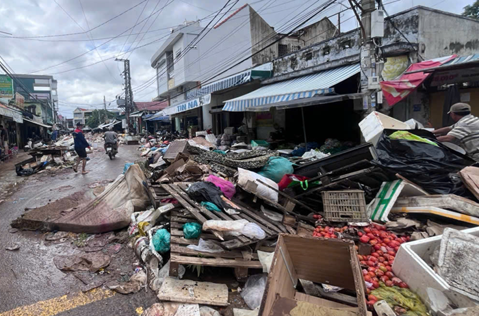 Tập trung mọi nguồn lực hỗ trợ người dân ứng phó, khắc phục hậu quả mưa lũ