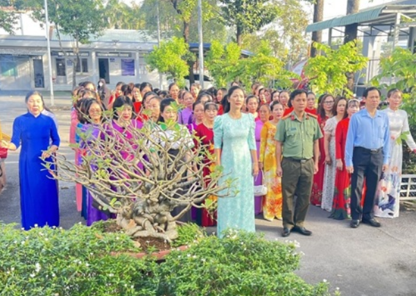 Phụ nữ An Phú chung sức xây dựng môi trường sống văn minh