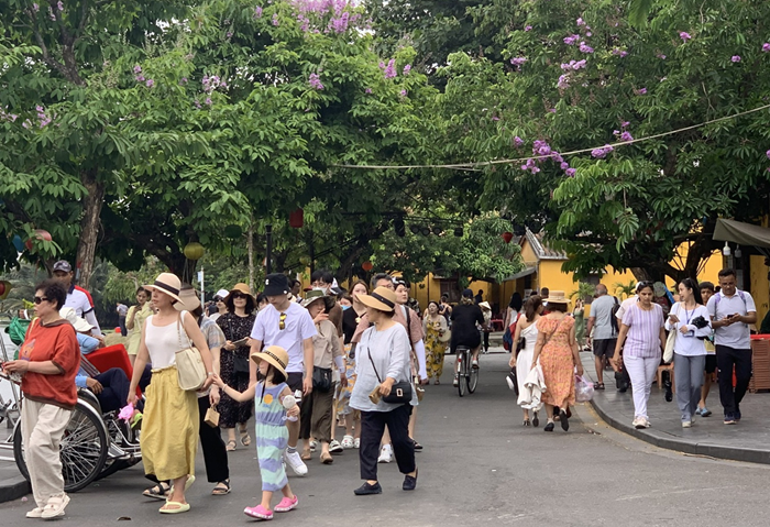 [Infographic] Du lịch đón hơn 21 triệu khách quốc tế trong năm 2025