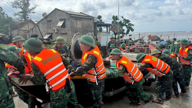 Ứng phó bão 11: Sẵn sàng phương án tìm kiếm cứu hộ, cứu nạn bằng đường không