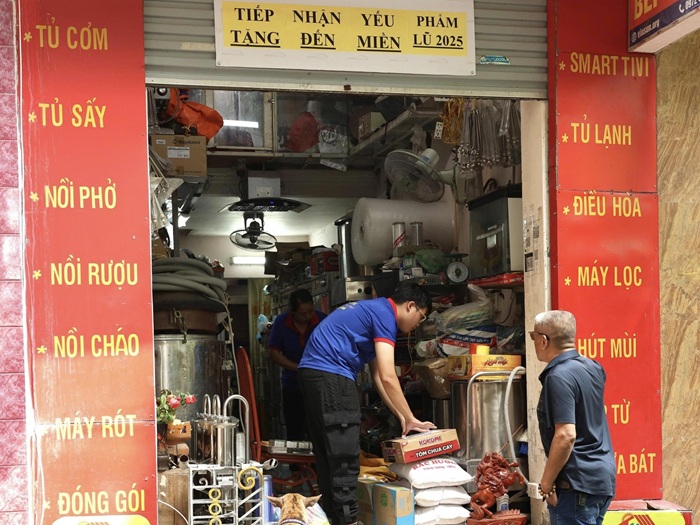 Chung tay hướng về đồng bào vùng bão lũ   