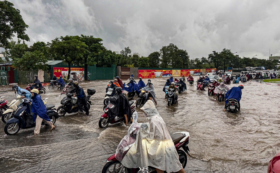 Hà Nội khẩn trương triển khai phương án chống ngập úng, ứng phó với bão số 11