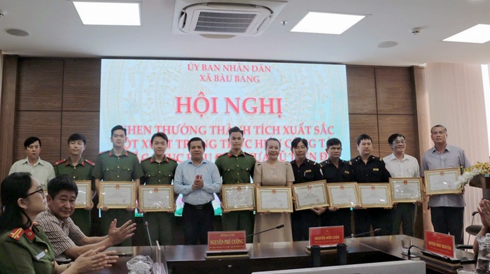 Bàu Bàng (TP. HCM): Khen thưởng các tập thể, cá nhân tiêu biểu trong công tác khắc phục hậu quả mưa lũ